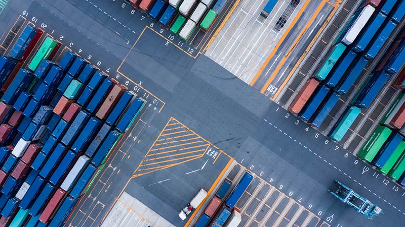 vista aerea dei container in attesa di essere caricati